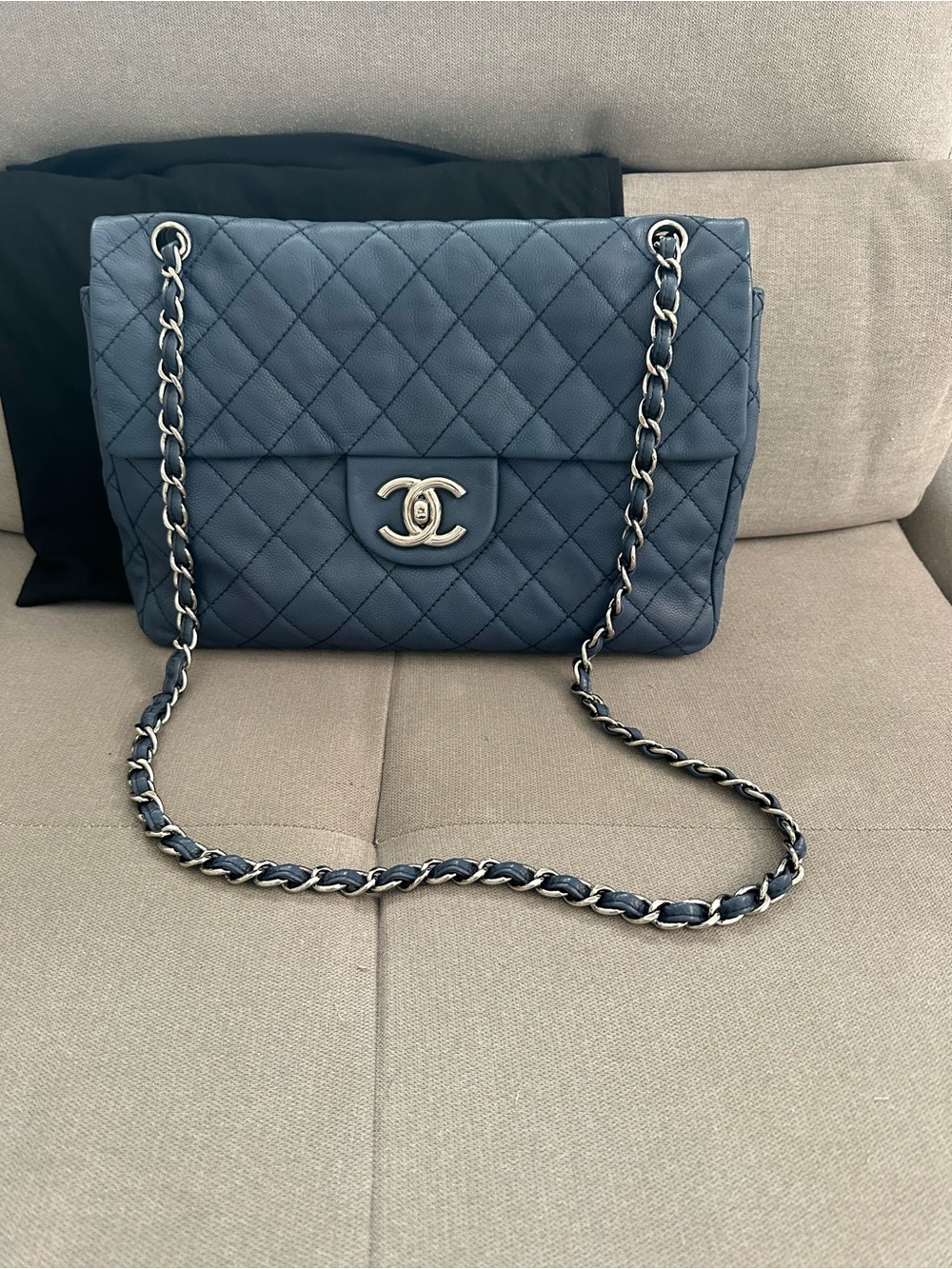 CHANEL Blue soft caviar skin maxi jumbo 34 - single flap - Picture 2 of 15